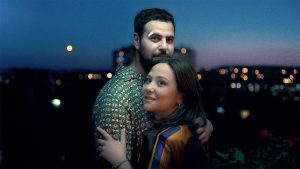 L’Amour c’est surcôté : Hakim Jemili et Laura Felpin se donnent la réplique dans un premier long-métrage aussi drôle qu’émouvant