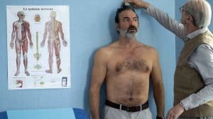 Jean Dujardin dans le remake d'un film de science-fiction culte : découvrez l'impressionnante bande-annonce de L'Homme qui rétrécit