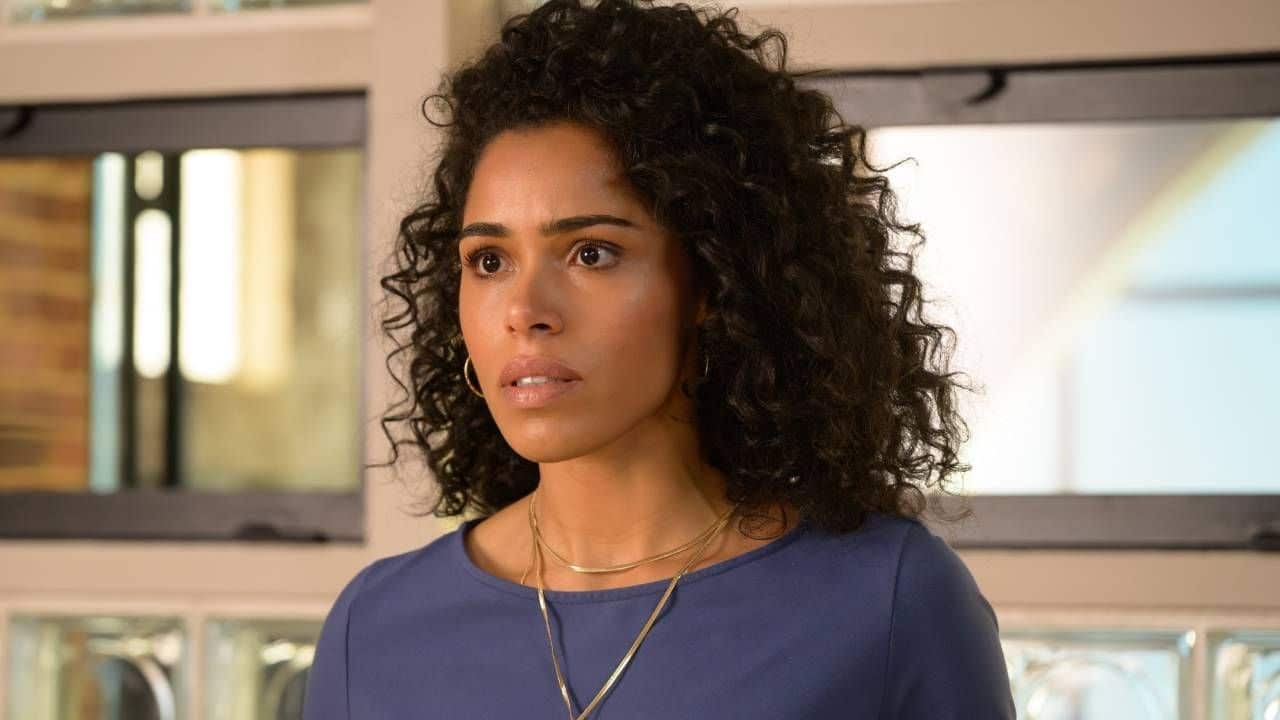 Tout pour la lumière : policière, danseuse, hackeuse ?… Nos théories sur la véritable identité de Justine