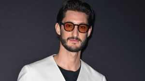 Pierre Niney : réclamé par ses voisines de tournage, il leur rend une visite surprise !