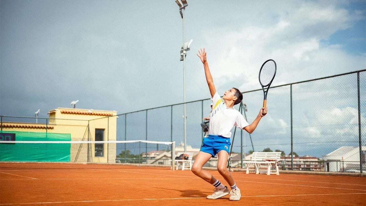 Après Le Traître, Pierfrancesco Favino incarne un ancien champion de tennis extravagant dans Il Maestro