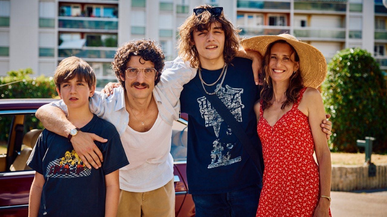 Premières images : Pierre Lottin, Camille Cottin et Louis Garrel dans l'une des comédies les plus attendues de 2026