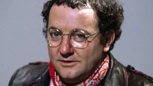 "C'était un requin, il nous volait nos répliques" : Henri Guybet se souvient de sa collaboration houleuse avec Coluche