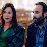 Ils pensaient régler une formalité… mais embarquent toute leur famille ! Découvrez les premières images de la comédie pétillante C’est quoi l'amour ? avec Laure Calamy et Vincent Macaigne