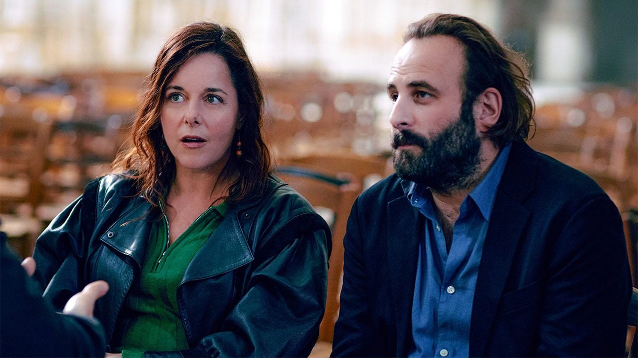 Ils pensaient régler une formalité… mais embarquent toute leur famille ! Découvrez les premières images de la comédie pétillante C’est quoi l'amour ? avec Laure Calamy et Vincent Macaigne