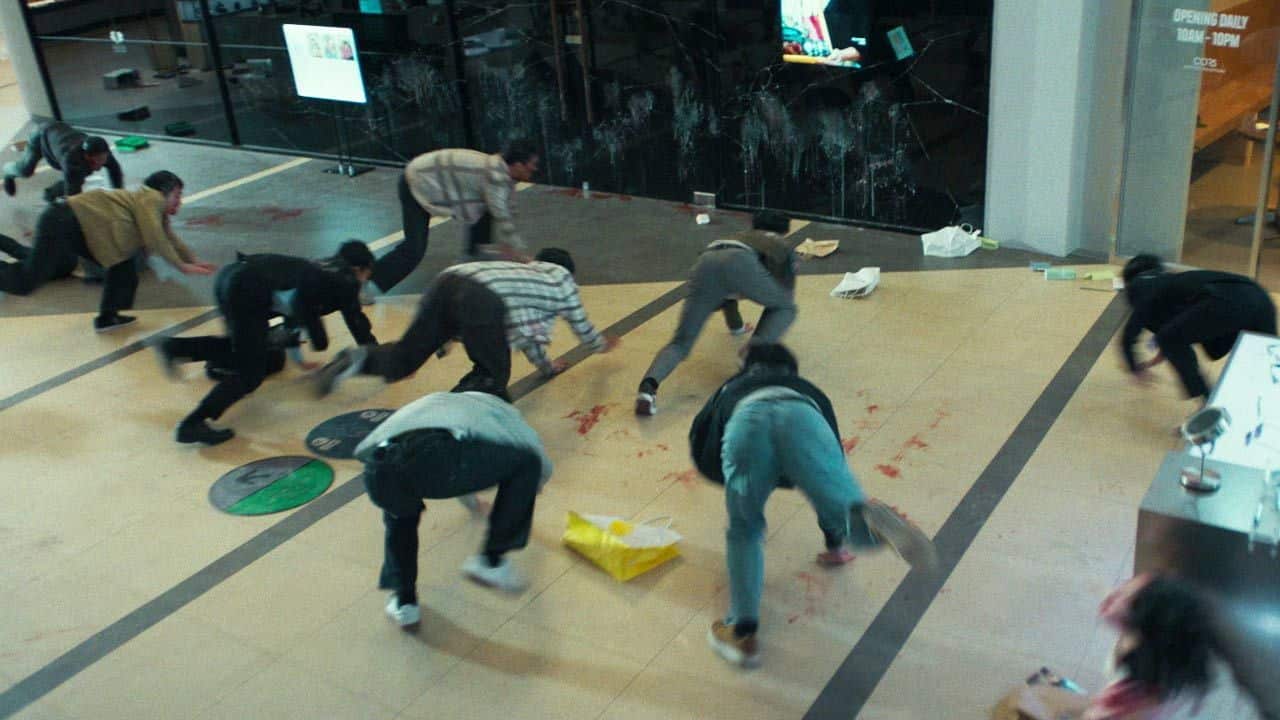 Il a réalisé l'un des meilleurs films de zombies de tous les temps... 10 ans après, voici les premières images de Colony, son nouveau thriller très attendu !