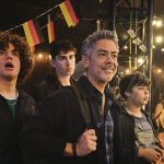 Voyage scolaire chaotique, quiproquos et duo explosif : les premières images de Deviens Génial avec Manu Payet et Melha Bedia donnent le ton !