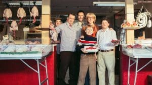 Première photo : avant d'incarner le plus grand acteur de comédie, Pierre Lottin joue un boucher dans cette chronique familiale à l'esprit années 70