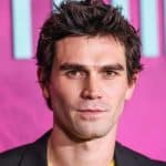 C'est la saga littéraire la plus longue d'Harlan Coben et elle sera adaptée en série par Netflix avec une star de Riverdale
