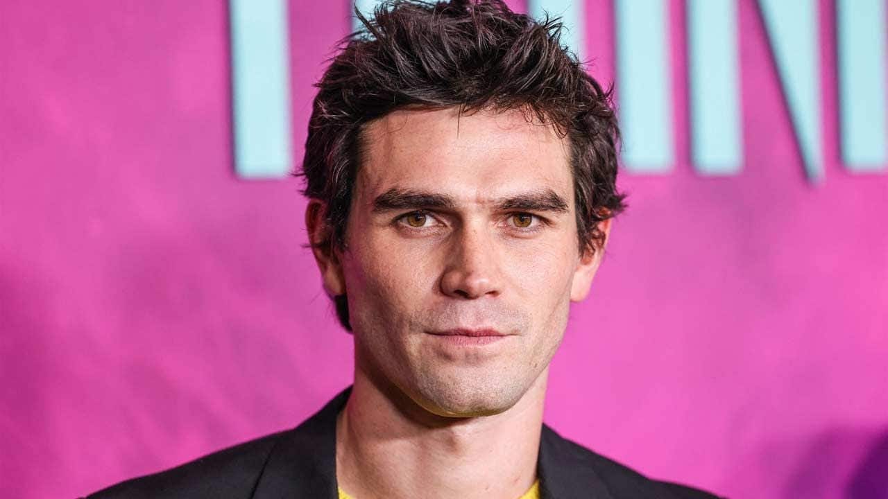 C'est la saga littéraire la plus longue d'Harlan Coben et elle sera adaptée en série par Netflix avec une star de Riverdale